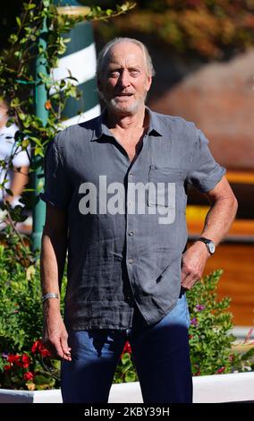 Charles Dance wird beim Excelsior während des Filmfestivals von Venedig 77. am 03. September 2020 in Venedig, Italien, ankommen. (Foto von Matteo Chinellato/NurPhoto) Stockfoto