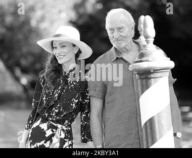 (ANMERKUNG DES HERAUSGEBERS: Bild wurde in Schwarz-Weiß umgewandelt) Lotte Verbeek und Charles Dance werden beim Excelsior während des Filmfestivals von Venedig 77. am 03. September 2020 in Venedig, Italien, ankommen sehen. (Foto von Matteo Chinellato/NurPhoto) Stockfoto