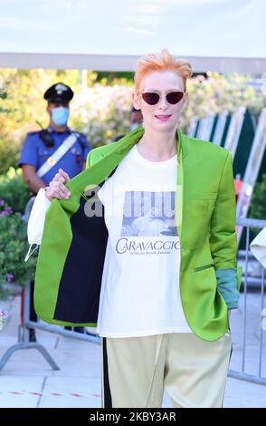 Tilda Swinton wird gesehen, wie er am 03. September 2020 während des Filmfestivals in Venedig 77. im Excelsior ankommt. (Foto von Matteo Chinellato/NurPhoto) Stockfoto