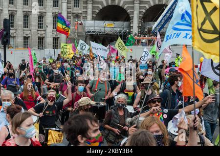 Aktivisten der Extinction Rebellion nehmen am dritten Tag der Protestaktion am 03. September 2020 in London, England, an einem "Karneval der Korruption"-protestmarsch durch das Zentrum Londons Teil. Aktivisten fordern einen Wandel des Wirtschaftssystems und ein Ende der Subventionen für fossile Brennstoffe von der britischen Regierung, die die höchsten in der Europäischen Union sind. (Foto von Wiktor Szymanowicz/NurPhoto) Stockfoto