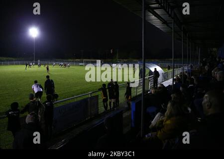 Eine allgemeine Ansicht der Fans, die das Spiel während des FA Cup-Spiels zwischen dem FC West Essex und Crawley Green am 2. September 2020 im Mayesbrook Park, Barking, England, beobachten. (Foto von Jacques Feeney/MI News/NurPhoto) Stockfoto