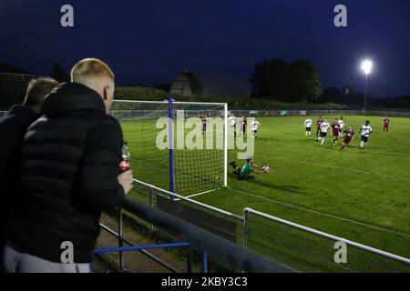 Eine allgemeine Ansicht der Fans, die das Spiel während des FA Cup-Spiels zwischen dem FC West Essex und Crawley Green am 2. September 2020 im Mayesbrook Park, Barking, England, beobachten. (Foto von Jacques Feeney/MI News/NurPhoto) Stockfoto