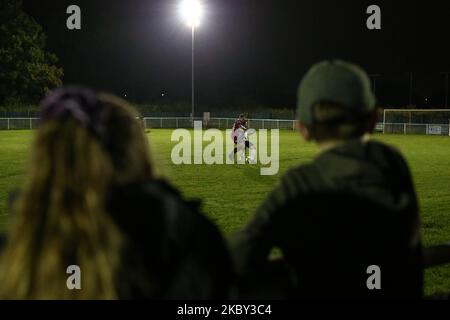 Eine allgemeine Ansicht der Fans, die das Spiel während des FA Cup-Spiels zwischen dem FC West Essex und Crawley Green am 2. September 2020 im Mayesbrook Park, Barking, England, beobachten. (Foto von Jacques Feeney/MI News/NurPhoto) Stockfoto