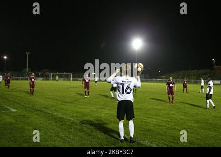 Eine allgemeine Ansicht der Fans, die das Spiel während des FA Cup-Spiels zwischen dem FC West Essex und Crawley Green am 2. September 2020 im Mayesbrook Park, Barking, England, beobachten. (Foto von Jacques Feeney/MI News/NurPhoto) Stockfoto