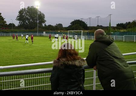 Eine allgemeine Ansicht der Fans, die das Spiel während des FA Cup-Spiels zwischen dem FC West Essex und Crawley Green am 2. September 2020 im Mayesbrook Park, Barking, England, beobachten. (Foto von Jacques Feeney/MI News/NurPhoto) Stockfoto