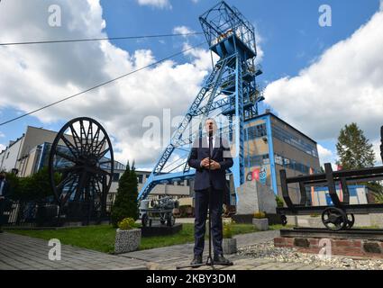 Premierminister Mateusz Morawiecki spricht mit den Medien außerhalb der historischen Guido-Kohlemine in Zabrze. In den letzten Tagen hat der polnische Premierminister Schlesien erneut besucht. Dieses Mal war der Grund die Feier des 40.. Jahrestages der Gründung der "Solidarität", der ersten unabhängigen Gewerkschaft im ehemaligen Sowjetblock. Am 3. September 2020 in Zabrze, Woiwodschaft Schlesien, Polen. (Foto von Artur Widak/NurPhoto) Stockfoto