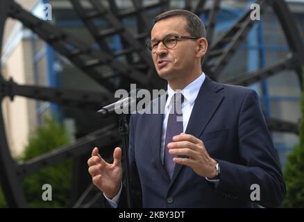 Premierminister Mateusz Morawiecki spricht mit den Medien außerhalb der historischen Guido-Kohlemine in Zabrze. In den letzten Tagen hat der polnische Premierminister Schlesien erneut besucht. Dieses Mal war der Grund die Feier des 40.. Jahrestages der Gründung der "Solidarität", der ersten unabhängigen Gewerkschaft im ehemaligen Sowjetblock. Am 3. September 2020 in Zabrze, Woiwodschaft Schlesien, Polen. (Foto von Artur Widak/NurPhoto) Stockfoto