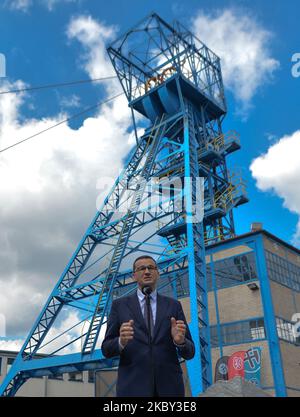 Premierminister Mateusz Morawiecki spricht mit den Medien außerhalb der historischen Guido-Kohlemine in Zabrze. In den letzten Tagen hat der polnische Premierminister Schlesien erneut besucht. Dieses Mal war der Grund die Feier des 40.. Jahrestages der Gründung der "Solidarität", der ersten unabhängigen Gewerkschaft im ehemaligen Sowjetblock. Am 3. September 2020 in Zabrze, Woiwodschaft Schlesien, Polen. (Foto von Artur Widak/NurPhoto) Stockfoto