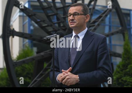 Premierminister Mateusz Morawiecki spricht mit den Medien außerhalb der historischen Guido-Kohlemine in Zabrze. In den letzten Tagen hat der polnische Premierminister Schlesien erneut besucht. Dieses Mal war der Grund die Feier des 40.. Jahrestages der Gründung der "Solidarität", der ersten unabhängigen Gewerkschaft im ehemaligen Sowjetblock. Am 3. September 2020 in Zabrze, Woiwodschaft Schlesien, Polen. (Foto von Artur Widak/NurPhoto) Stockfoto