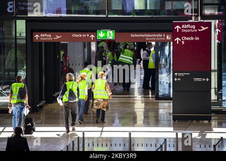 Freiwillige gehen bei einem Testlauf am Flughafen Berlin Brandenburg 'Willy Brandt' (BER) vor seiner Eröffnung, die für den 31. Oktober geplant ist, am 3. September 2020 in Schönefeld zu den Flugsteig. (Foto von Emmanuele Contini/NurPhoto) Stockfoto