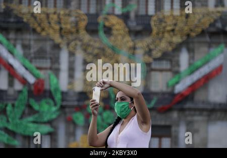 Dutzende von Menschen gingen am 3. September 2020 zum Zocalo in Mexiko-Stadt, um die Lichter zu beobachten, um an den 210.. Jahrestag des Beginns der Unabhängigkeit Mexikos zu erinnern. (Foto von Gerardo Vieyra/NurPhoto) Stockfoto