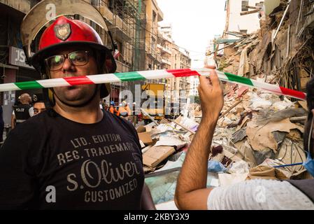 Mitglied des Rettungsteams vor dem zerstörten Gebäude, dass maight haben unter der Wand eine Person noch am Leben, am 3. September 2020 in Beirut, Libanon. (Foto von Vassilis A. Poularikas/NurPhoto) Stockfoto