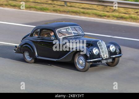 1939 30s dreißiger Jahre vor dem Krieg schwarz Deutsch Frazer Nash BMW 328 2107 cc Limousine, Sportwagen der Vorkriegsjahre, unterwegs auf der Autobahn M6 UK Stockfoto