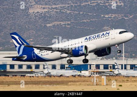 Ein Airbus A320neo von Aegean Airlines, wie es beim Start, der Rotation und dem Flug am blauen Himmel zu sehen ist, als der Passagierjet am 26. August 2020 von der griechischen Hauptstadt Athen International Airport ATH LGAV abfliegt. Das neue, moderne und fortschrittliche Schmalkarosserie-Linienflugzeug ist ein Airbus der Baureihe A320 NEO mit dem neuen Lackierungsschema und dem NEUEN ÄGÄISCHEN Logo. Das Flugzeug hat die Registrierung SX-NEB. Aegean Airlines A3 AEE ist Mitglied der Luftfahrtallianz Star Alliance und Flaggenfluggesellschaft des Landes. (Foto von Nicolas Economou/NurPhoto) Stockfoto