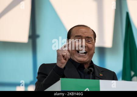 Ein Archivfoto zeigt den Vorsitzenden der Partei Forza Italia, Silvio Berlusconi, der am 19. Oktober an einer rechtsextremen Kundgebung mit dem Titel ''Stolz Italiens'' auf der Piazza San Giovanni in Rom, Italien, teilnahm. 2019 der ehemalige Premierminister Silvio Berlusconi wurde positiv auf das Coronavirus (COVID-19) getestet und am 4. September 2020 in San Rafaele in Mailand in ein Krankenhaus eingeliefert. (Foto von Andrea Ronchini/NurPhoto) Stockfoto