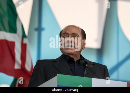 Ein Archivfoto zeigt den Vorsitzenden der Partei Forza Italia, Silvio Berlusconi, der am 19. Oktober an einer rechtsextremen Kundgebung mit dem Titel ''Stolz Italiens'' auf der Piazza San Giovanni in Rom, Italien, teilnahm. 2019 der ehemalige Premierminister Silvio Berlusconi wurde positiv auf das Coronavirus (COVID-19) getestet und am 4. September 2020 in San Rafaele in Mailand in ein Krankenhaus eingeliefert. (Foto von Andrea Ronchini/NurPhoto) Stockfoto