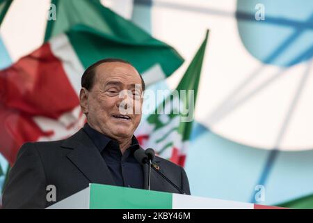 Ein Archivfoto zeigt den Vorsitzenden der Partei Forza Italia, Silvio Berlusconi, der am 19. Oktober an einer rechtsextremen Kundgebung mit dem Titel ''Stolz Italiens'' auf der Piazza San Giovanni in Rom, Italien, teilnahm. 2019 der ehemalige Premierminister Silvio Berlusconi wurde positiv auf das Coronavirus (COVID-19) getestet und am 4. September 2020 in San Rafaele in Mailand in ein Krankenhaus eingeliefert. (Foto von Andrea Ronchini/NurPhoto) Stockfoto