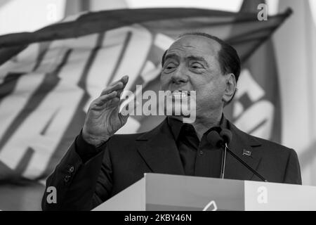 Ein Archivfoto zeigt den Vorsitzenden der Partei Forza Italia, Silvio Berlusconi, der am 19. Oktober an einer rechtsextremen Kundgebung mit dem Titel ''Stolz Italiens'' auf der Piazza San Giovanni in Rom, Italien, teilnahm. 2019 der ehemalige Premierminister Silvio Berlusconi wurde positiv auf das Coronavirus (COVID-19) getestet und am 4. September 2020 in San Rafaele in Mailand in ein Krankenhaus eingeliefert. (Foto von Andrea Ronchini/NurPhoto) Stockfoto