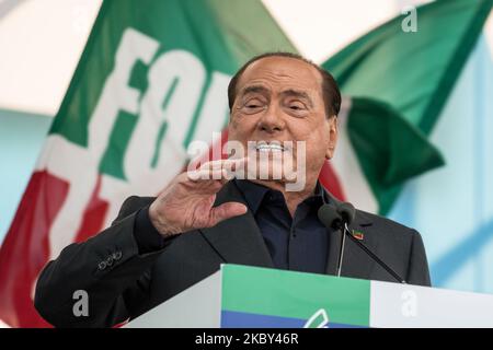 Ein Archivfoto zeigt den Vorsitzenden der Partei Forza Italia, Silvio Berlusconi, der am 19. Oktober an einer rechtsextremen Kundgebung mit dem Titel ''Stolz Italiens'' auf der Piazza San Giovanni in Rom, Italien, teilnahm. 2019 der ehemalige Premierminister Silvio Berlusconi wurde positiv auf das Coronavirus (COVID-19) getestet und am 4. September 2020 in San Rafaele in Mailand in ein Krankenhaus eingeliefert. (Foto von Andrea Ronchini/NurPhoto) Stockfoto