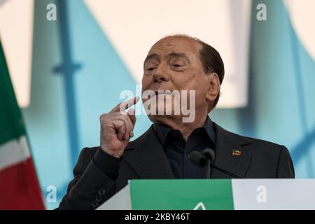 Ein Archivfoto zeigt den Vorsitzenden der Partei Forza Italia, Silvio Berlusconi, der am 19. Oktober an einer rechtsextremen Kundgebung mit dem Titel ''Stolz Italiens'' auf der Piazza San Giovanni in Rom, Italien, teilnahm. 2019 der ehemalige Premierminister Silvio Berlusconi wurde positiv auf das Coronavirus (COVID-19) getestet und am 4. September 2020 in San Rafaele in Mailand in ein Krankenhaus eingeliefert. (Foto von Andrea Ronchini/NurPhoto) Stockfoto