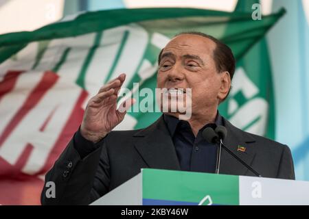 Ein Archivfoto zeigt den Vorsitzenden der Partei Forza Italia, Silvio Berlusconi, der am 19. Oktober an einer rechtsextremen Kundgebung mit dem Titel ''Stolz Italiens'' auf der Piazza San Giovanni in Rom, Italien, teilnahm. 2019 der ehemalige Premierminister Silvio Berlusconi wurde positiv auf das Coronavirus (COVID-19) getestet und am 4. September 2020 in San Rafaele in Mailand in ein Krankenhaus eingeliefert. (Foto von Andrea Ronchini/NurPhoto) Stockfoto