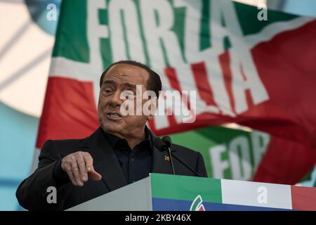 Ein Archivfoto zeigt den Vorsitzenden der Partei Forza Italia, Silvio Berlusconi, der am 19. Oktober an einer rechtsextremen Kundgebung mit dem Titel ''Stolz Italiens'' auf der Piazza San Giovanni in Rom, Italien, teilnahm. 2019 der ehemalige Premierminister Silvio Berlusconi wurde positiv auf das Coronavirus (COVID-19) getestet und am 4. September 2020 in San Rafaele in Mailand in ein Krankenhaus eingeliefert. (Foto von Andrea Ronchini/NurPhoto) Stockfoto