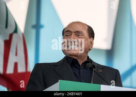 Ein Archivfoto zeigt den Vorsitzenden der Partei Forza Italia, Silvio Berlusconi, der am 19. Oktober an einer rechtsextremen Kundgebung mit dem Titel ''Stolz Italiens'' auf der Piazza San Giovanni in Rom, Italien, teilnahm. 2019 der ehemalige Premierminister Silvio Berlusconi wurde positiv auf das Coronavirus (COVID-19) getestet und am 4. September 2020 in San Rafaele in Mailand in ein Krankenhaus eingeliefert. (Foto von Andrea Ronchini/NurPhoto) Stockfoto