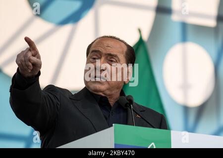 Ein Archivfoto zeigt den Vorsitzenden der Partei Forza Italia, Silvio Berlusconi, der am 19. Oktober an einer rechtsextremen Kundgebung mit dem Titel ''Stolz Italiens'' auf der Piazza San Giovanni in Rom, Italien, teilnahm. 2019 der ehemalige Premierminister Silvio Berlusconi wurde positiv auf das Coronavirus (COVID-19) getestet und am 4. September 2020 in San Rafaele in Mailand in ein Krankenhaus eingeliefert. (Foto von Andrea Ronchini/NurPhoto) Stockfoto