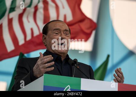 Ein Archivfoto zeigt den Vorsitzenden der Partei Forza Italia, Silvio Berlusconi, der am 19. Oktober an einer rechtsextremen Kundgebung mit dem Titel ''Stolz Italiens'' auf der Piazza San Giovanni in Rom, Italien, teilnahm. 2019 der ehemalige Premierminister Silvio Berlusconi wurde positiv auf das Coronavirus (COVID-19) getestet und am 4. September 2020 in San Rafaele in Mailand in ein Krankenhaus eingeliefert. (Foto von Andrea Ronchini/NurPhoto) Stockfoto