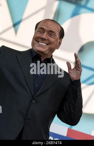 Ein Archivfoto zeigt den Vorsitzenden der Partei Forza Italia, Silvio Berlusconi, der am 19. Oktober an einer rechtsextremen Kundgebung mit dem Titel ''Stolz Italiens'' auf der Piazza San Giovanni in Rom, Italien, teilnahm. 2019 der ehemalige Premierminister Silvio Berlusconi wurde positiv auf das Coronavirus (COVID-19) getestet und am 4. September 2020 in San Rafaele in Mailand in ein Krankenhaus eingeliefert. (Foto von Andrea Ronchini/NurPhoto) Stockfoto