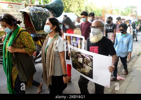 Aktivist hält während der Ausstellung und der Performance auf der Straße Fotos, um gegen das Kreuzfeuer zu protestieren, während sie am 4. September 2020 den 31. Jahrestag von Drik in Dhaka, Bangladesch, feiern (Foto: Mamunur Rashid/NurPhoto) Stockfoto