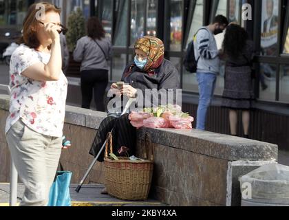 Eine ältere Frau, die eine schützende Gesichtsmaske unter dem COVID-19-Coronavirus trägt, verkauft am 04. September 2020 in Kiew, Ukraine, Hauspflanzen. Zum 04. September wurden in der Ukraine 2 723 neue Fälle von Coronavirus COVID-19 registriert. Während der Pandemie in der Ukraine wurden insgesamt 130 951 im Labor bestätigte COVID-19-Fälle gemeldet. (Foto von STR/NurPhoto) Stockfoto