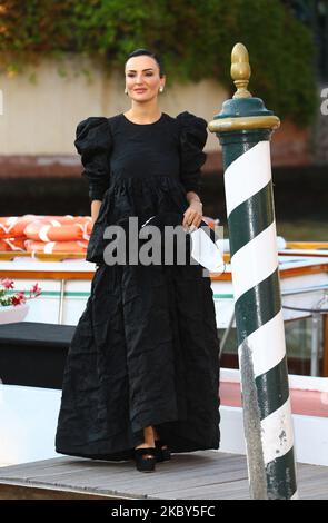 Arisa wird gesehen, wie sie am 04. September 2020 während des Filmfestivals in Venedig 77. im Excelsior ankommt. (Foto von Matteo Chinellato/NurPhoto) Stockfoto