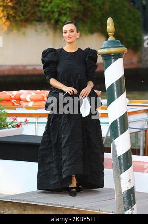 Arisa wird gesehen, wie sie am 04. September 2020 während des Filmfestivals in Venedig 77. im Excelsior ankommt. (Foto von Matteo Chinellato/NurPhoto) Stockfoto