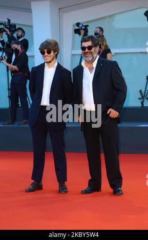 Andrea Pannofino und Francesco Pannofino gehen auf dem roten Teppich vor dem Film „Padrenostro“ beim Filmfestival von Venedig 77. am 04. September 2020 in Venedig, Italien. (Foto von Matteo Chinellato/NurPhoto) Stockfoto