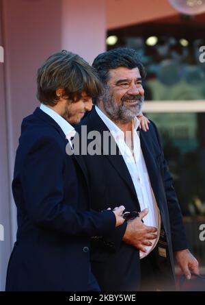 Andrea Pannofino und Francesco Pannofino gehen auf dem roten Teppich vor dem Film „Padrenostro“ beim Filmfestival von Venedig 77. am 04. September 2020 in Venedig, Italien. (Foto von Matteo Chinellato/NurPhoto) Stockfoto