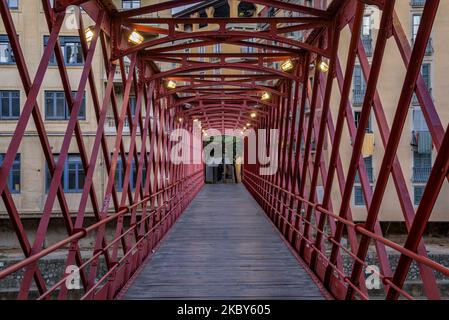 Die Brücke Les Peixateries Velles (die alten Fischerfrauen) oder „Palanques Vermelles“, eine Eisenkonstruktion, die von Gustave Eiffel (Girona, Katalonien, Spanien) entworfen wurde Stockfoto