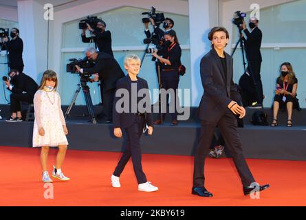 Francesco Gheghi, Lea Favino und Mattia Garaci laufen auf dem roten Teppich vor dem Film „Padrenostro“ beim Filmfestival von Venedig 77. am 04. September 2020 in Venedig, Italien. (Foto von Matteo Chinellato/NurPhoto) Stockfoto