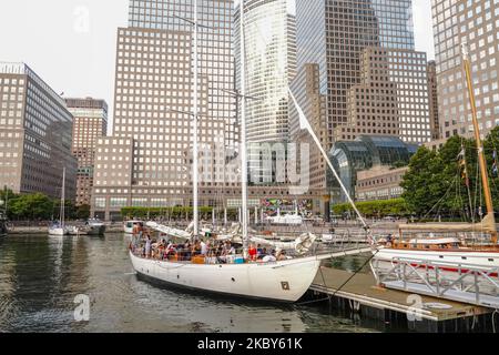 Eine Yacht fährt mit Passagieren von North Cove Marina aus. New York City bereitet sich auf die Phase 4 der Wiedereröffnung vor, nachdem am 2. September 2020 in New York City Beschränkungen zur Eindämmung der Coronavirus-Pandemie auferlegt wurden. Phase 4 der Wiedereröffnung: Zoos, Profi-Sport, TV und Filmcrews. (Foto von John Nacion/NurPhoto) Stockfoto
