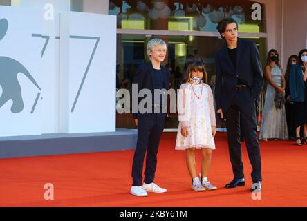 Francesco Gheghi, Mattia Garaci, Lea Favino gehen auf dem roten Teppich vor dem Film „Padrenostro“ beim Filmfestival von Venedig 77. am 04. September 2020 in Venedig, Italien. (Foto von Matteo Chinellato/NurPhoto) Stockfoto