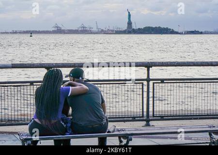 Ein Paar genießt den Blick auf die Freiheitsstatue vom Battery Park. New York City bereitet sich auf die Phase 4 der Wiedereröffnung vor, nachdem am 2. September 2020 in New York City Beschränkungen zur Eindämmung der Coronavirus-Pandemie auferlegt wurden. Phase 4 der Wiedereröffnung: Zoos, Profi-Sport, TV und Filmcrews. (Foto von John Nacion/NurPhoto) Stockfoto