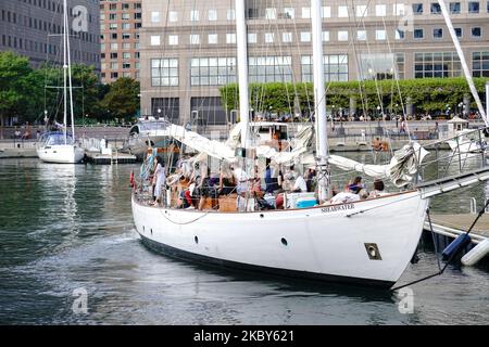 Eine Yacht fährt mit Passagieren von North Cove Marina aus. New York City bereitet sich auf die Phase 4 der Wiedereröffnung vor, nachdem am 2. September 2020 in New York City Beschränkungen zur Eindämmung der Coronavirus-Pandemie auferlegt wurden. Phase 4 der Wiedereröffnung: Zoos, Profi-Sport, TV und Filmcrews. (Foto von John Nacion/NurPhoto) Stockfoto