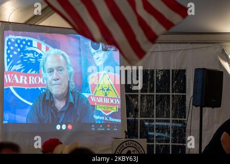 Steve Bannon spricht am 3. September 2020 im Triple Crown Diner, Middle Village, Queens, New York, mit Trump-Anhängern über Zoom with Queens Village Republican Club. (Foto von John Nacion/NurPhoto) Stockfoto