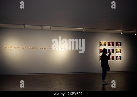 Das Museum of Modern Arts of Bogota (MAMBO) eröffnet nach 5 Monaten der Inaktivität mit der Ausstellung von Fernando Arias, 'Nada Que Cesa' Es ist noch nicht aufgehört, eine Ausstellung, die sich der sozialen und politischen Geschichte Kolumbiens widmet, die Ausstellung besteht aus Fotografie und Video neben Skulpturen, Bezug auf Krieg, Politik und Religion unter anderem in der kolumbianischen Kultur. Am 4 2020. September in Bogota, Kolumbien. (Foto von Sebastian Barros/NurPhoto) Stockfoto