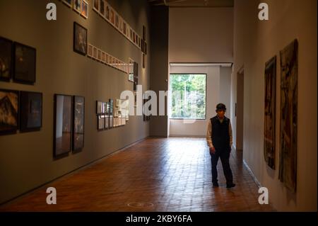 Das Museum of Modern Arts of Bogota (MAMBO) eröffnet nach 5 Monaten der Inaktivität mit der Ausstellung von Fernando Arias, 'Nada Que Cesa' Es ist noch nicht aufgehört, eine Ausstellung, die sich der sozialen und politischen Geschichte Kolumbiens widmet, die Ausstellung besteht aus Fotografie und Video neben Skulpturen, Bezug auf Krieg, Politik und Religion unter anderem in der kolumbianischen Kultur. Am 4 2020. September in Bogota, Kolumbien. (Foto von Sebastian Barros/NurPhoto) Stockfoto