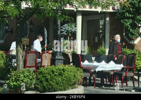 Gäste, die am 04. September 2020 auf der Terrasse eines gehobenen Restaurants in Toronto, Ontario, Kanada, Gesichtsmasken tragen, um sie vor dem neuartigen Coronavirus (COVID-19) zu schützen. (Foto von Creative Touch Imaging Ltd./NurPhoto) Stockfoto