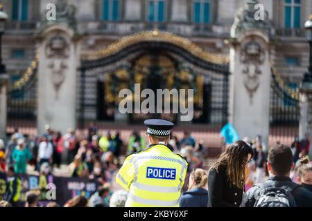 Disco und andere Tanzveranstaltungen vor dem Buckingham Palace und Trafalgar Square, 5. September 2020 in London, Großbritannien. Aktivisten der Extinction Rebellion nehmen an einer Reihe von Rebellion-Protesten im September in Großbritannien Teil, um die Politiker aufzufordern, das Klima- und ökologische Notstandsgesetz (CEE Bill) zu befürworten, das unter anderem Maßnahmen wie Ein ernsthafter Plan, um den Anteil der Emissionen im Vereinigten Königreich zu bewältigen und den kritischen Anstieg der globalen Temperaturen zu stoppen und die Einbeziehung der einfachen Menschen in die zukünftige Umweltplanung mittels einer Bürgerversammlung zu ermöglichen. (Foto von Maciek Musialek/NurPhoto) Stockfoto