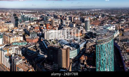 BIRMINGHAM, GROSSBRITANNIEN - 4. NOVEMBER 2022. Blick aus der Vogelperspektive auf die Skyline der Stadt Birmingham mit dem Bullring Rotunda Gebäude und der New Street Station Stockfoto