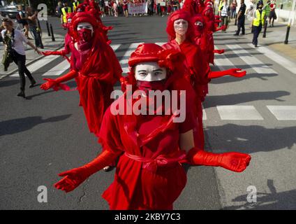 Extinction Rebellion-Aktivisten treten während eines marsches zur Bekämpfung des Klimawandels am 5. September 2020 in Warschau, Polen, als Red Rebel Brigade auf. Ein paar tausend Menschen gingen beim großen marsch für das Klima, der von Extinction Rebellion als Beginn der Klimaproteste-Saison organisiert wurde, auf die Straße, um sofortige Maßnahmen von der Politik zu fordern und das Bewusstsein für den Klimawandel zu schärfen. (Foto von Aleksander Kalka/NurPhoto) Stockfoto