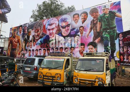 Große Werbetafeln, auf denen der tamilische Blockbuster „Vivegam“ in Kaddalur, Tamil Nadu, Indien, gezeigt wird. (Foto von Creative Touch Imaging Ltd./NurPhoto) Stockfoto